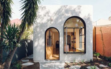 Тишина снаружи — праздник внутри: коттедж с игривым характером