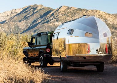Новый сверкающий кэмпер с Новый сверкающий кэмпер с