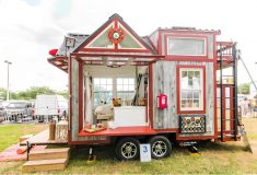 Tiny Firehouse: миниатюрная пожарная часть с собственным шестом