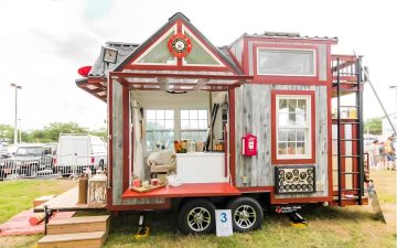 Tiny Firehouse: миниатюрная пожарная часть с собственным шестом