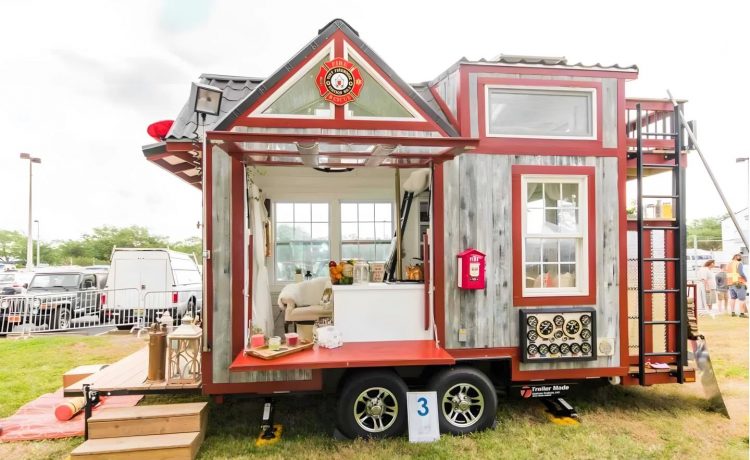 Tiny Firehouse: миниатюрная пожарная часть с собственным шестом