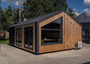 Модульный мини‑дом без колес имеет просторную планировку