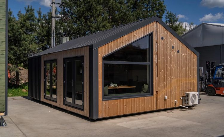 Модульный мини‑дом без колес имеет просторную планировку