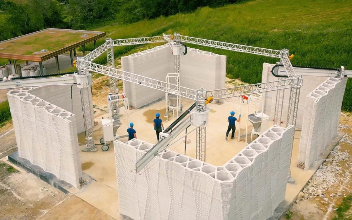 Четыре роботизированные руки построили фермерский дом будущего