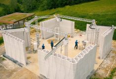 Четыре роботизированные руки построили фермерский дом будущего