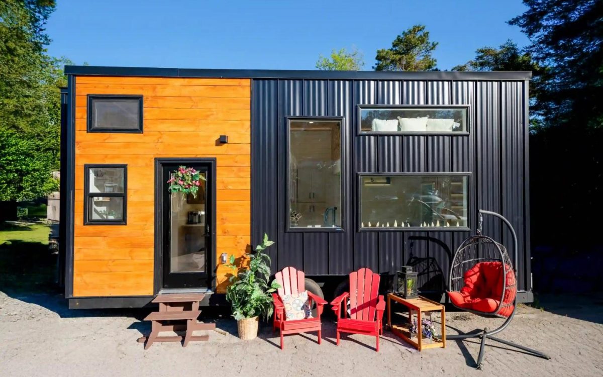 Компактный мини-дом с двумя спальнями и удобной кухней