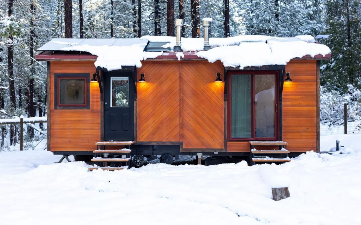 Автономный мини-офис с двумя рабочими зонами и встроенной спальней