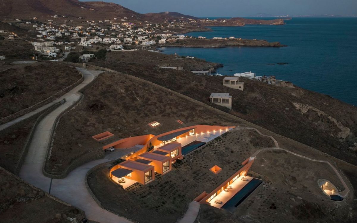 Отель в скале на острове Сирос сливается с ландшафтом