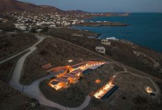 Отель в скале на острове Сирос сливается с ландшафтом