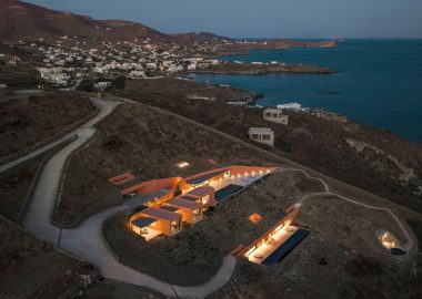 Отель в скале на острове Сирос сливается с ландшафтом Отель в скале на острове Сирос сливается с ландшафтом