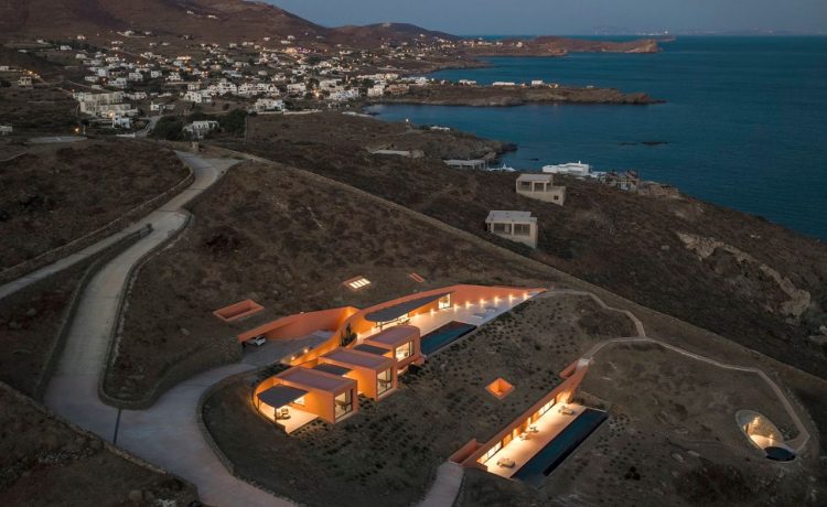 Отель в скале на острове Сирос сливается с ландшафтом Отель в скале на острове Сирос сливается с ландшафтом