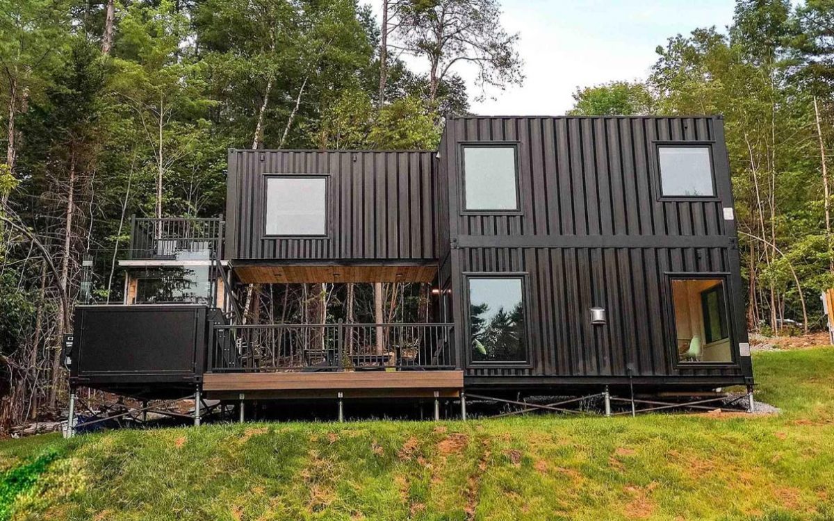 Vermont: современный дом с бассейном и сауной, построенный из контейнеров