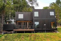 Vermont: современный дом с бассейном и сауной, построенный из контейнеров