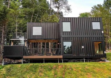 Vermont: современный дом с бассейном и сауной, построенный из контейнеров