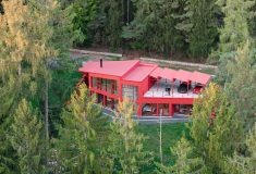 Красная вилла в лесу: архитектура контраста в сердце Чехии