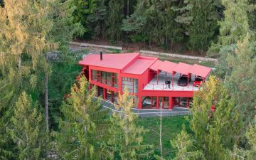 Красная вилла в лесу: архитектура контраста в сердце Чехии