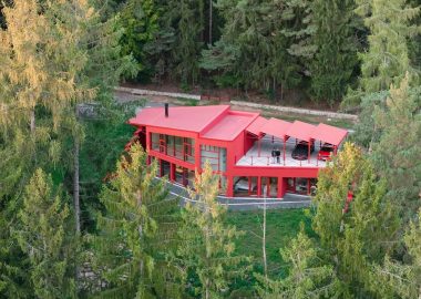 Красная вилла в лесу: архитектура контраста в сердце Чехии Красная вилла в лесу: архитектура контраста в сердце Чехии