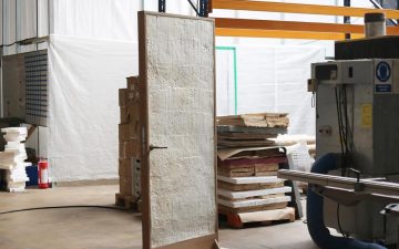 Первая дверь из грибов: как мицелий меняет будущее строительства