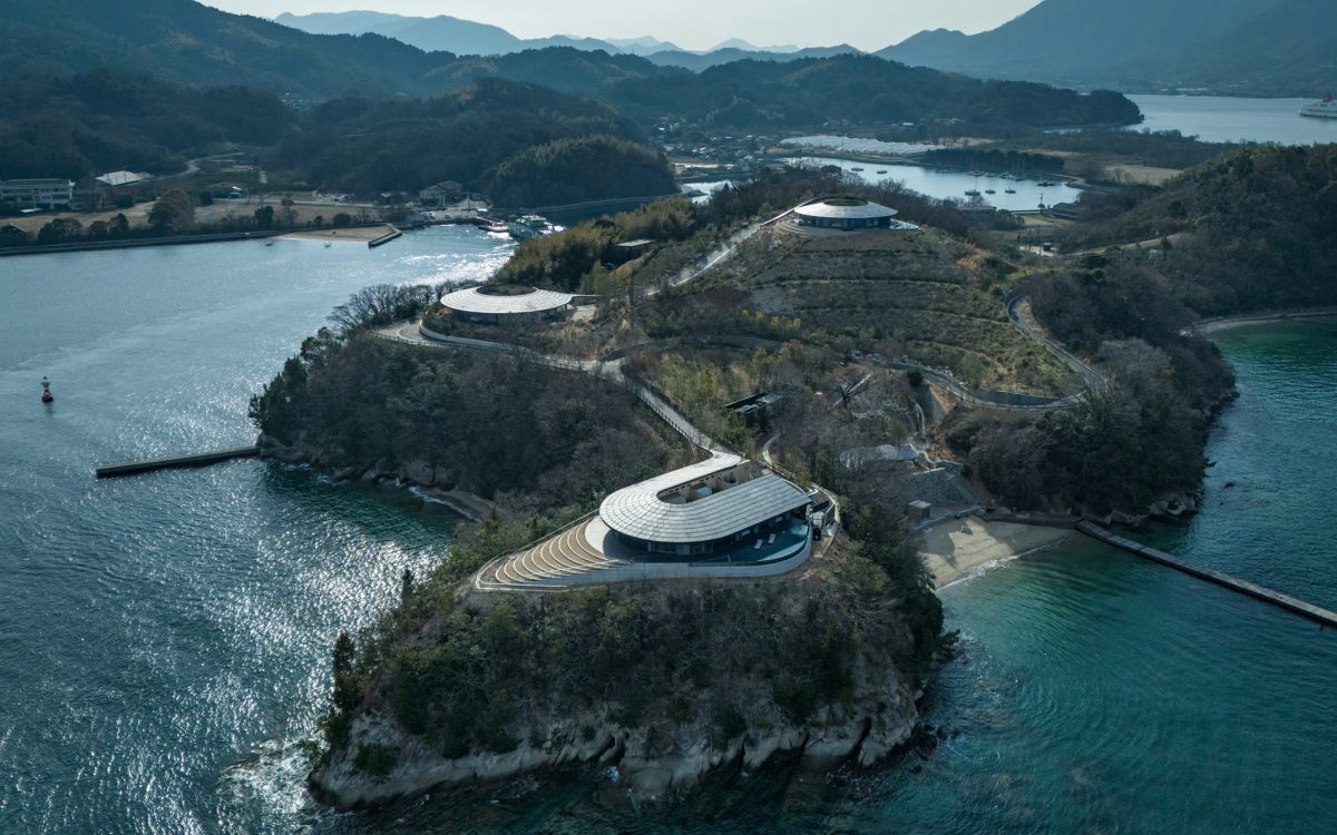 BIG построил на японском острове виллы из утрамбованной земли