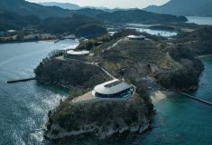 BIG построил на японском острове виллы из утрамбованной земли