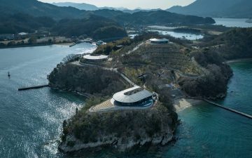 BIG построил на японском острове виллы из утрамбованной земли BIG построил на японском острове виллы из утрамбованной земли