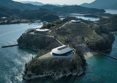 BIG построил на японском острове виллы из утрамбованной земли