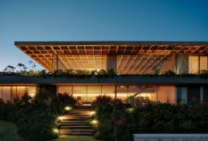 Casa Colmeia: дом под решетчатой деревянной крышей от Sabella Arquitetura