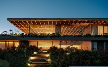 Casa Colmeia: дом под решетчатой деревянной крышей от Sabella Arquitetura