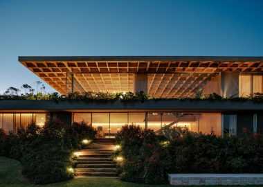 Casa Colmeia: дом под решетчатой деревянной крышей от Sabella Arquitetura