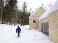 Компактный дом La Maraude: в гармонии с лесом