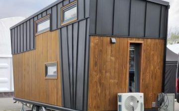 Мини-дом увеличенной ширины предлагает комфорт квартиры на колесах